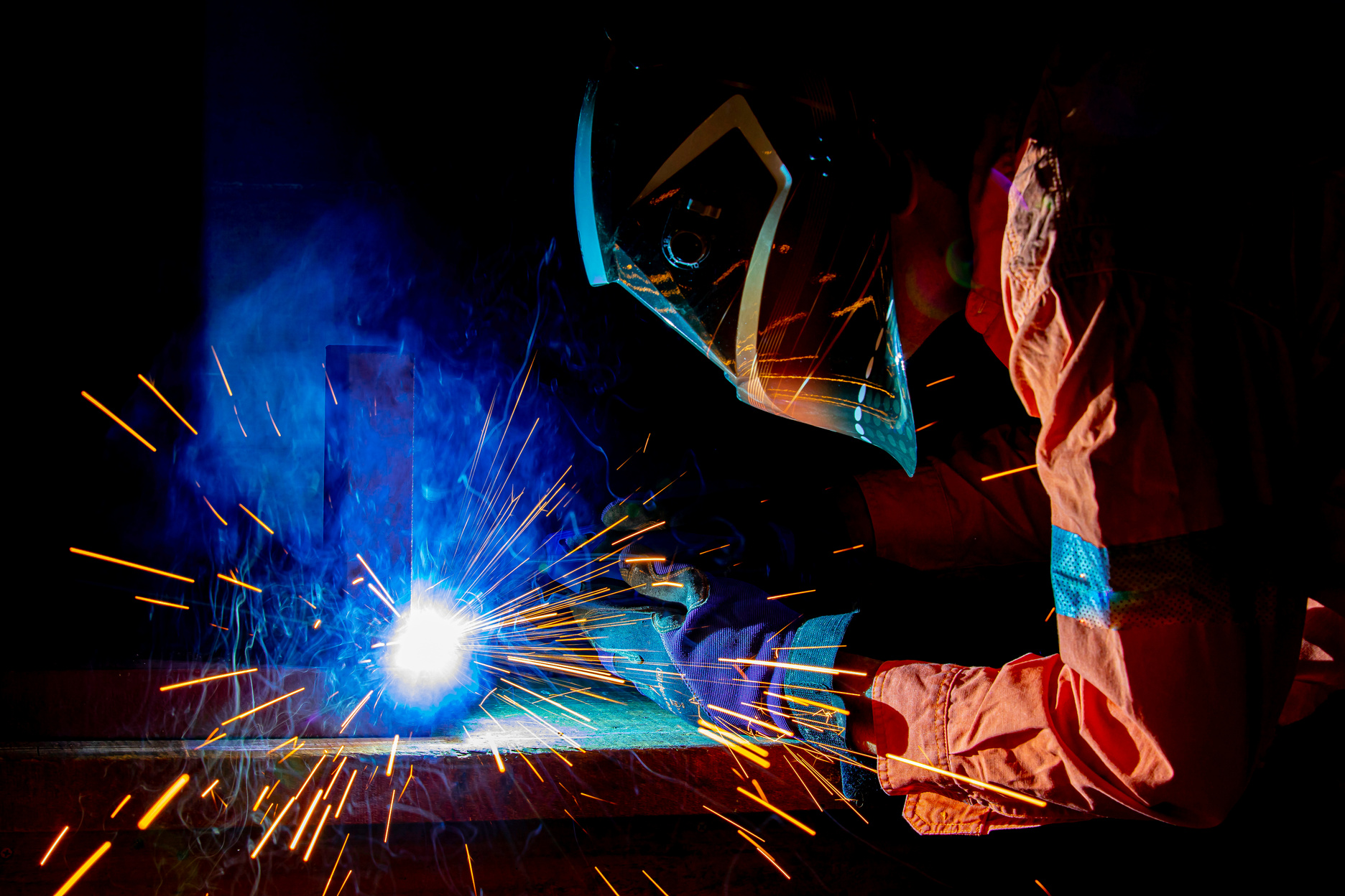 Svářeč s kuklou. Svařování a kovovýroba na zakázku. Marek Bičan.